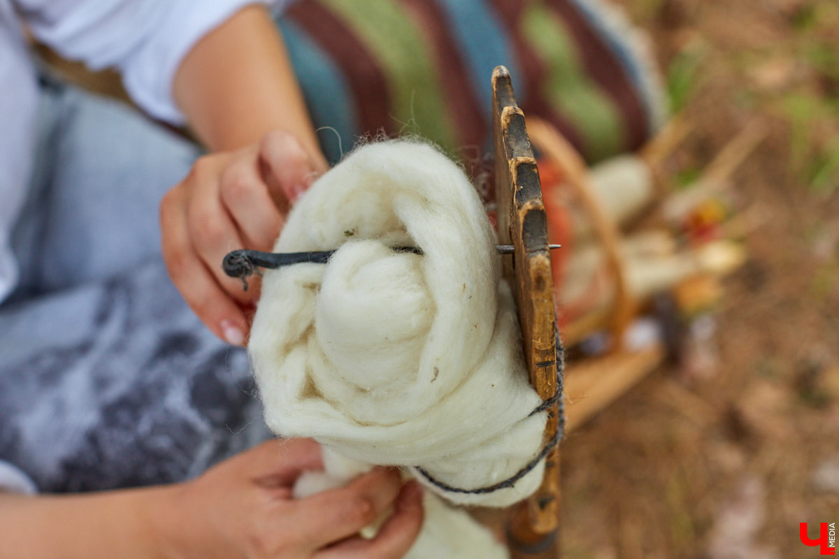 Ольга Журавлева, организатор первого в России международного фестиваля прядения и ткачества, пустила нас в свой очаровательный домик, где хранится много вещей с историей!