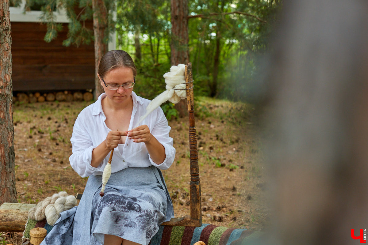 Ольга Журавлева, организатор первого в России международного фестиваля прядения и ткачества, пустила нас в свой очаровательный домик, где хранится много вещей с историей!
