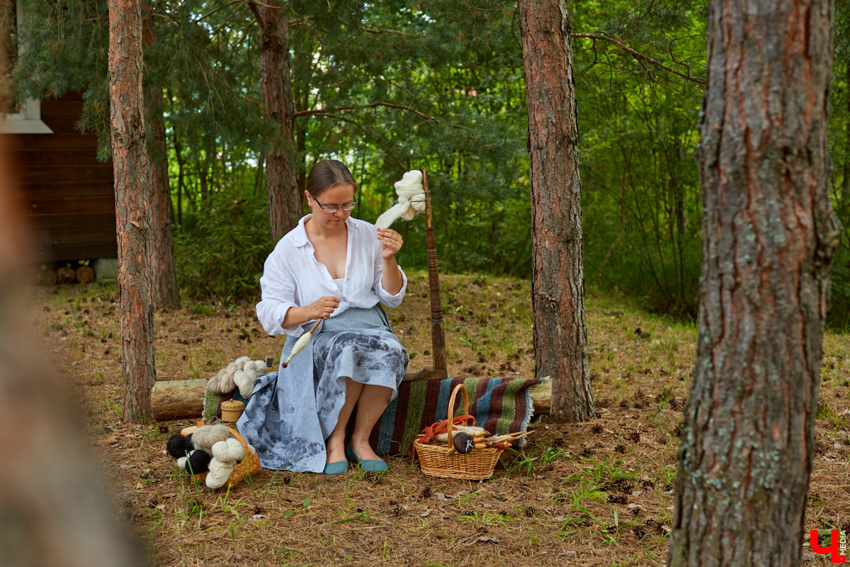 Ольга Журавлева, организатор первого в России международного фестиваля прядения и ткачества, пустила нас в свой очаровательный домик, где хранится много вещей с историей!