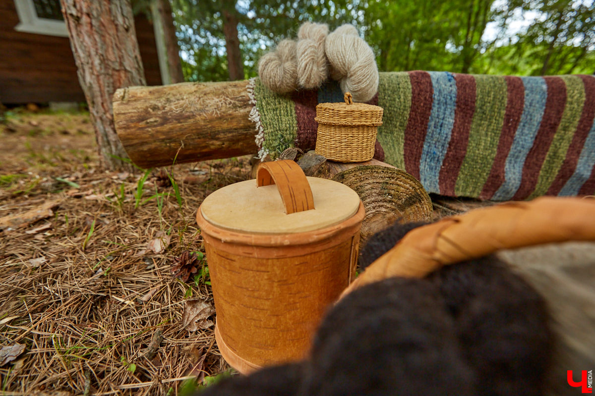 Ольга Журавлева, организатор первого в России международного фестиваля прядения и ткачества, пустила нас в свой очаровательный домик, где хранится много вещей с историей!
