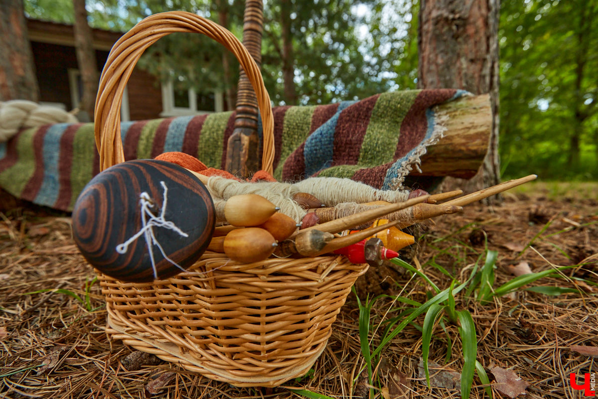 Ольга Журавлева, организатор первого в России международного фестиваля прядения и ткачества, пустила нас в свой очаровательный домик, где хранится много вещей с историей!