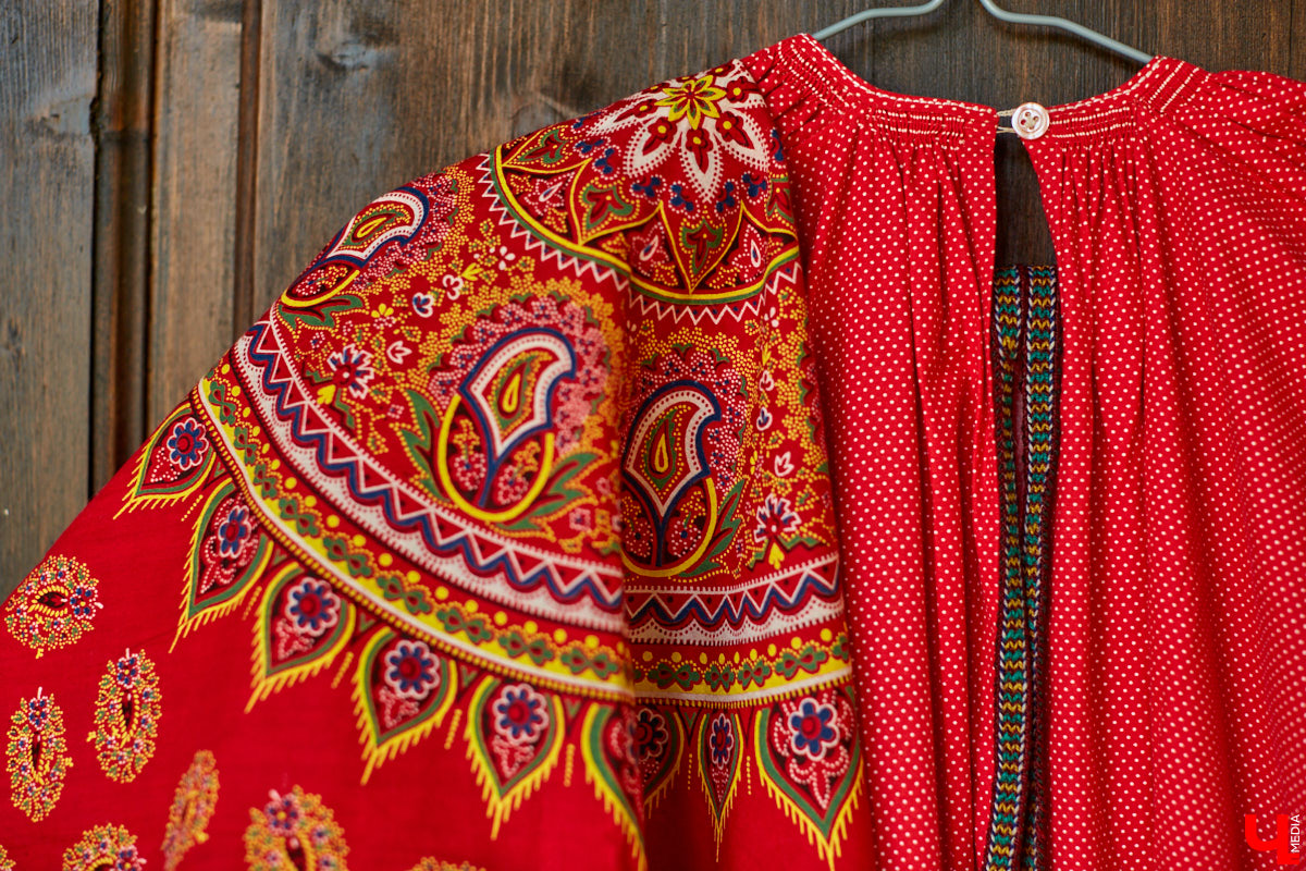 Ольга Журавлева, организатор первого в России международного фестиваля прядения и ткачества, пустила нас в свой очаровательный домик, где хранится много вещей с историей!