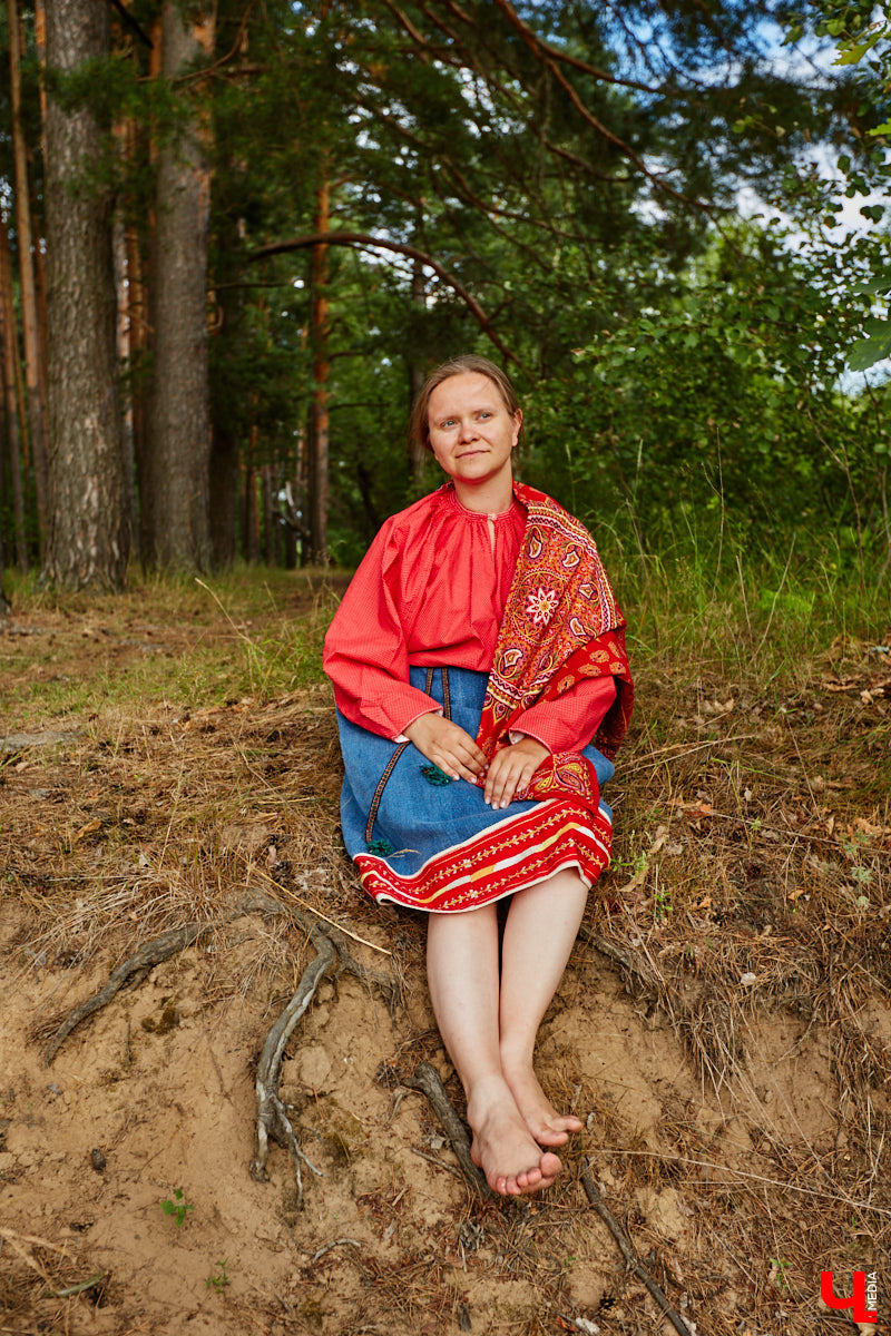 Ольга Журавлева, организатор первого в России международного фестиваля прядения и ткачества, пустила нас в свой очаровательный домик, где хранится много вещей с историей!