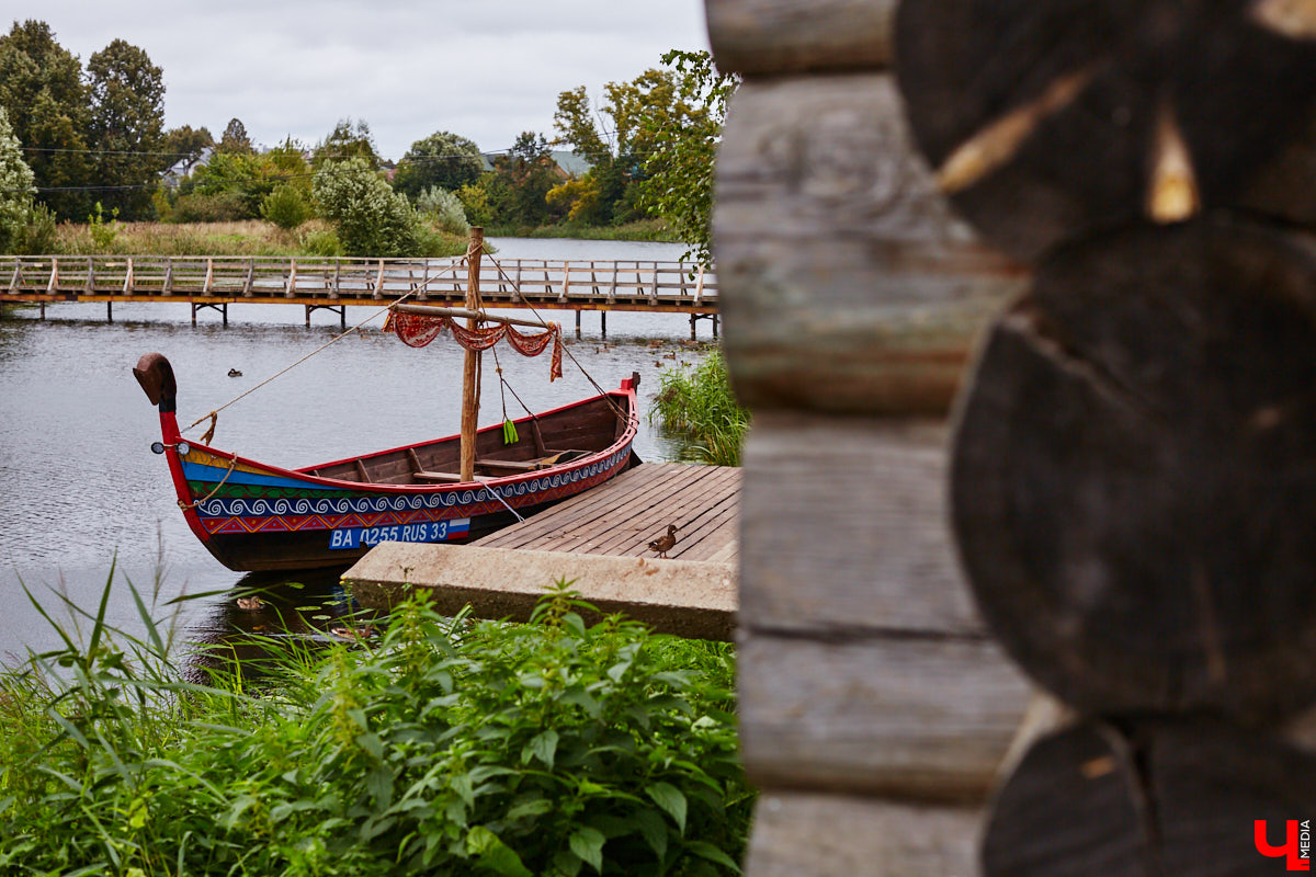 В эту гавань раньше часто заходили корабли. Потом - затишье. И вот, после долгого перерыва на Каменке возобновляется судоходство. Новинка сезона - старинная ладья.
