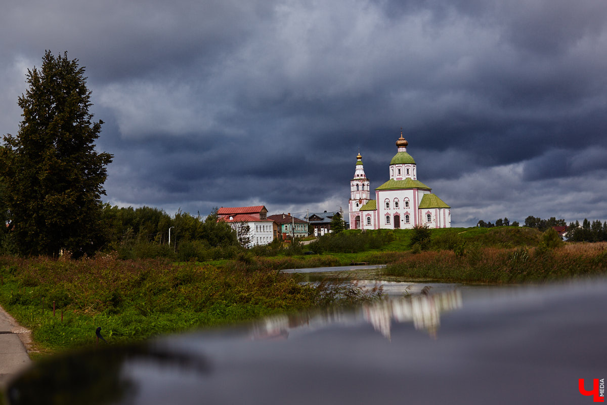 В эту гавань раньше часто заходили корабли. Потом - затишье. И вот, после долгого перерыва на Каменке возобновляется судоходство. Новинка сезона - старинная ладья.
