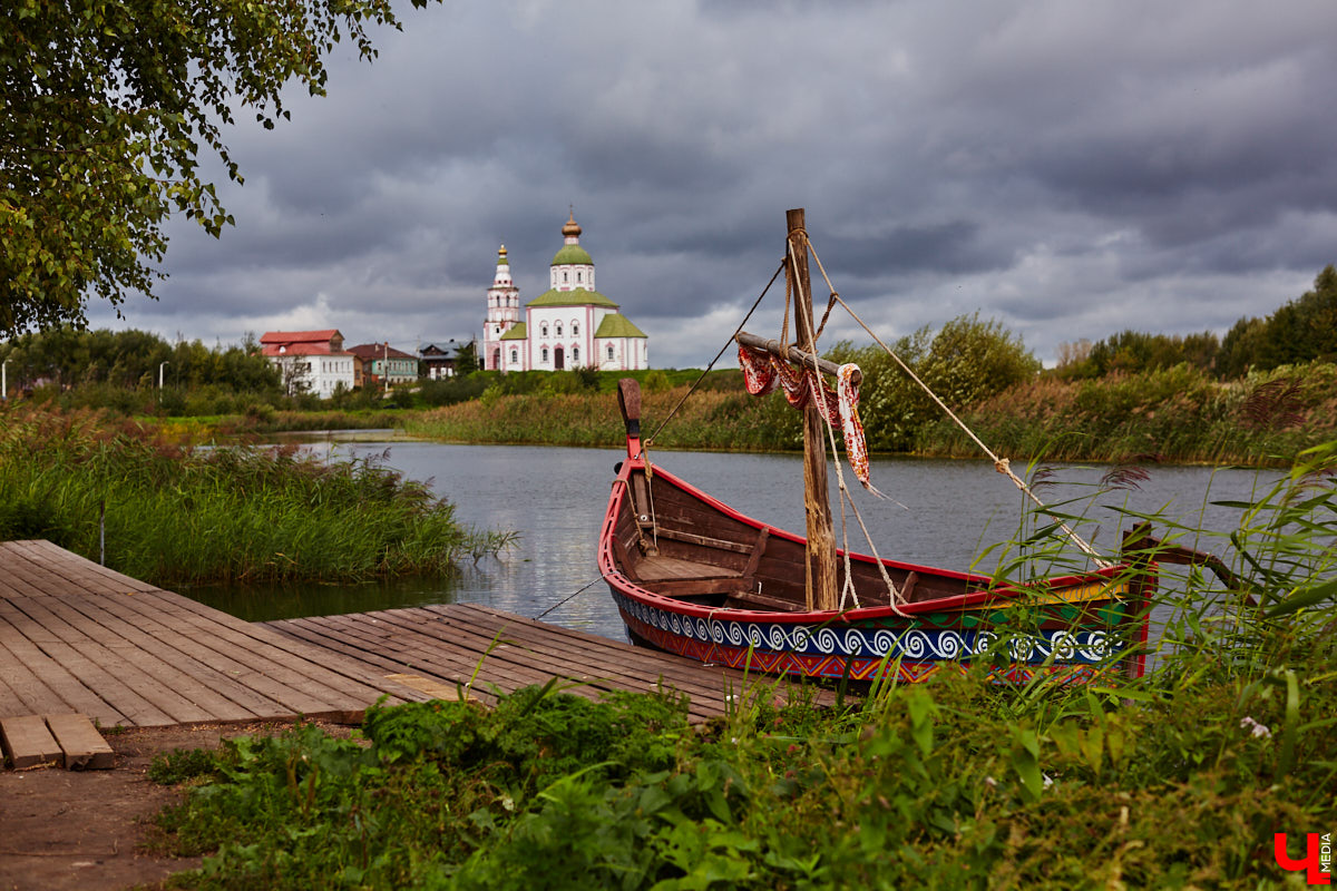 В эту гавань раньше часто заходили корабли. Потом - затишье. И вот, после долгого перерыва на Каменке возобновляется судоходство. Новинка сезона - старинная ладья.