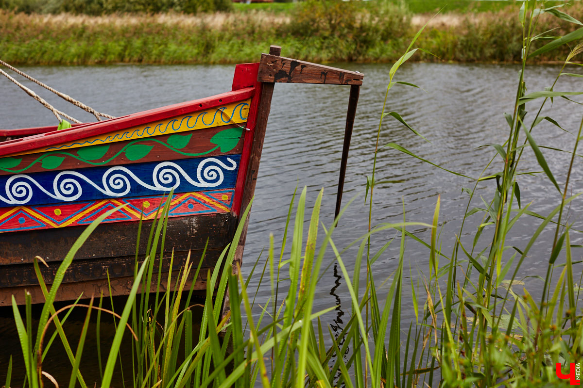 В эту гавань раньше часто заходили корабли. Потом - затишье. И вот, после долгого перерыва на Каменке возобновляется судоходство. Новинка сезона - старинная ладья.