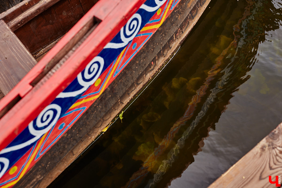 В эту гавань раньше часто заходили корабли. Потом - затишье. И вот, после долгого перерыва на Каменке возобновляется судоходство. Новинка сезона - старинная ладья.