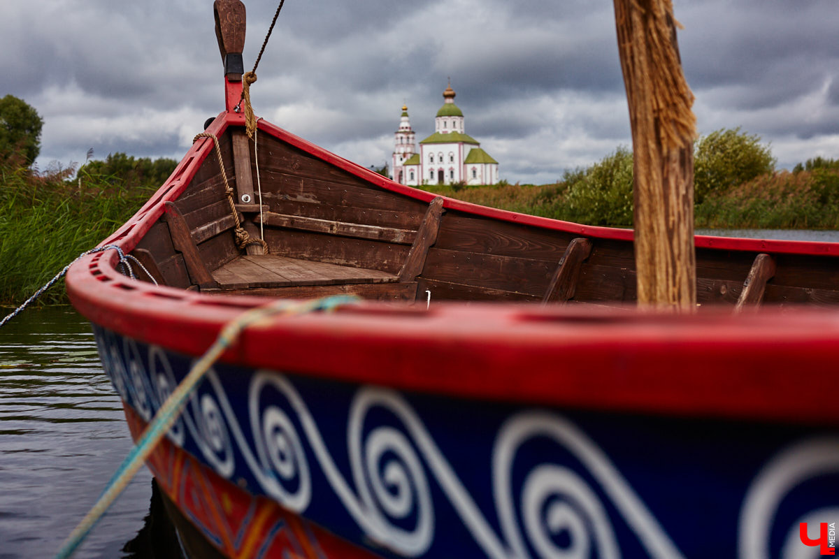 В эту гавань раньше часто заходили корабли. Потом - затишье. И вот, после долгого перерыва на Каменке возобновляется судоходство. Новинка сезона - старинная ладья.