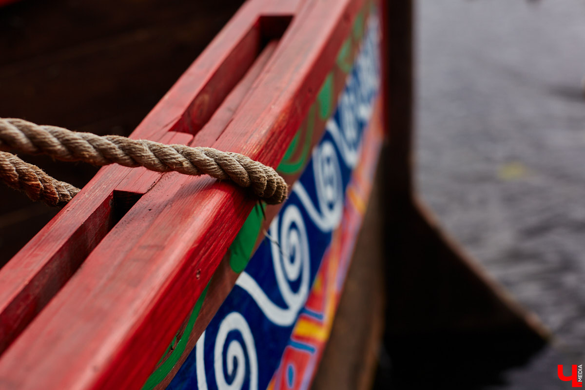 В эту гавань раньше часто заходили корабли. Потом - затишье. И вот, после долгого перерыва на Каменке возобновляется судоходство. Новинка сезона - старинная ладья.