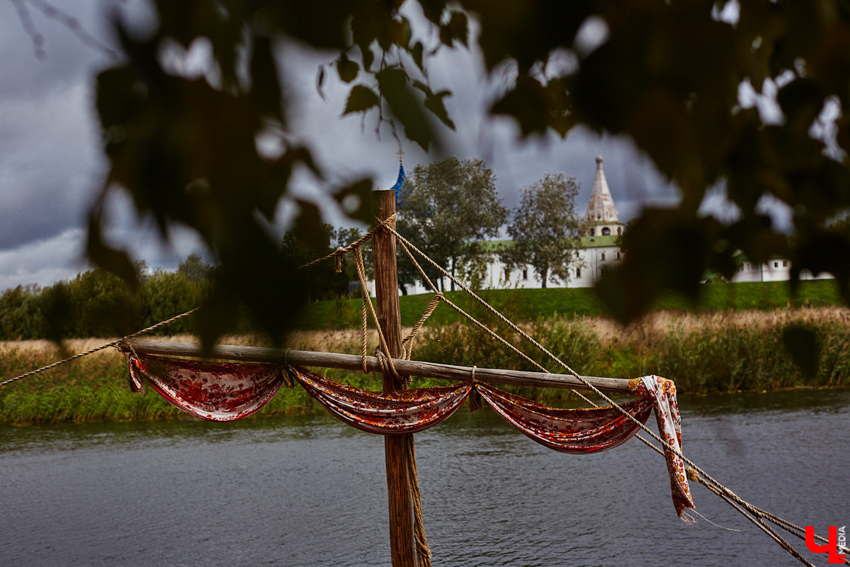 В эту гавань раньше часто заходили корабли. Потом - затишье. И вот, после долгого перерыва на Каменке возобновляется судоходство. Новинка сезона - старинная ладья.