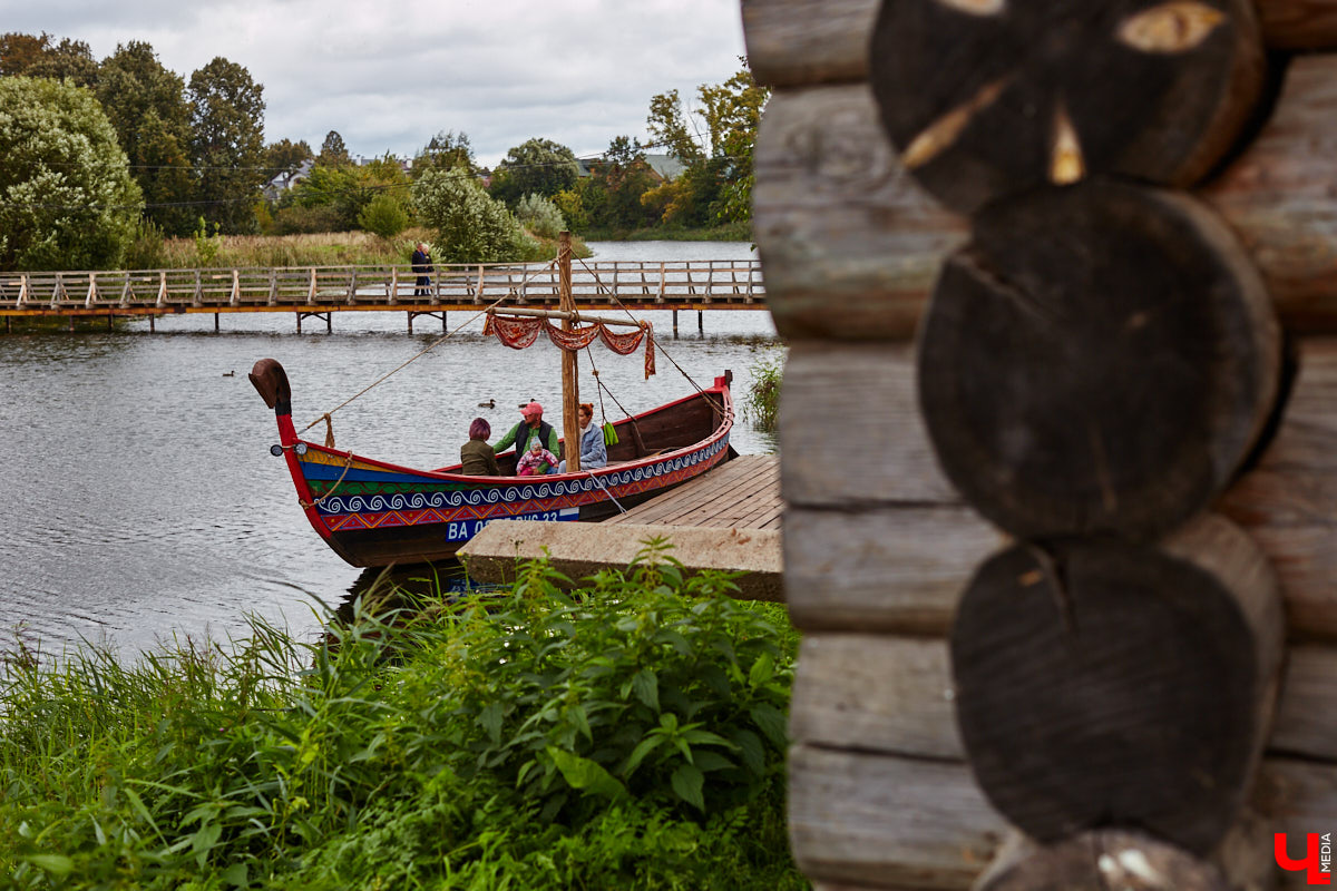 В эту гавань раньше часто заходили корабли. Потом - затишье. И вот, после долгого перерыва на Каменке возобновляется судоходство. Новинка сезона - старинная ладья.