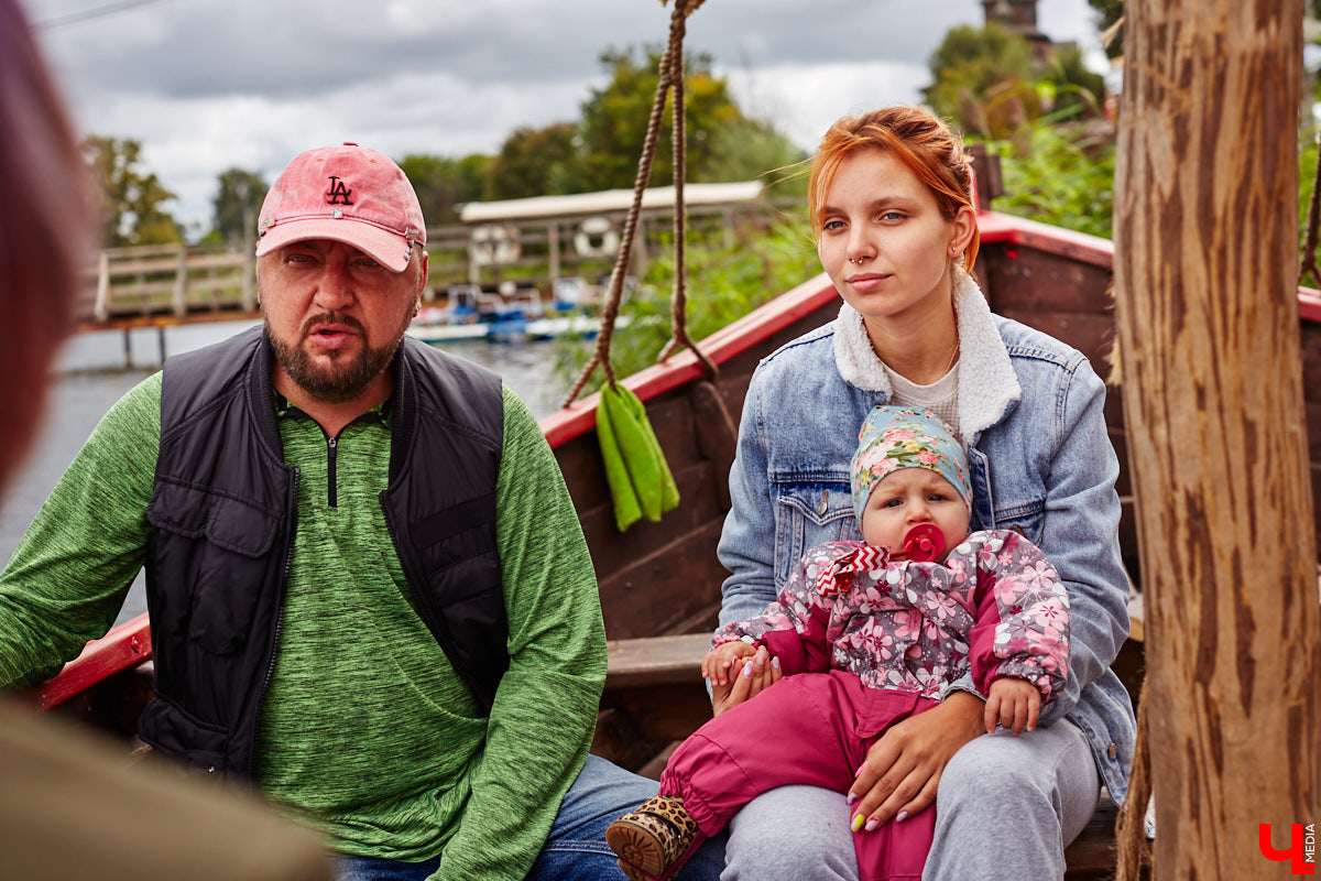 В эту гавань раньше часто заходили корабли. Потом - затишье. И вот, после долгого перерыва на Каменке возобновляется судоходство. Новинка сезона - старинная ладья.