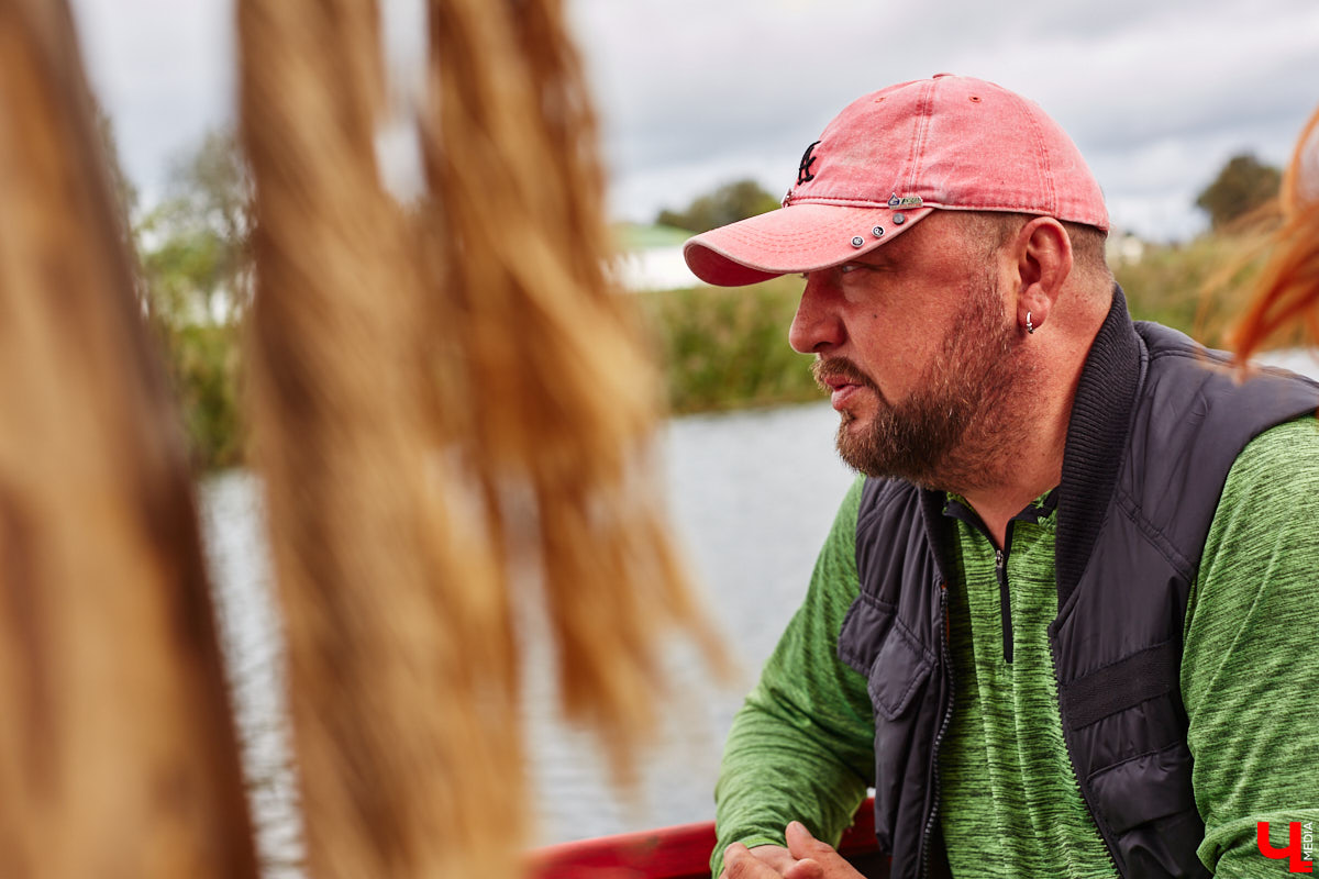 В эту гавань раньше часто заходили корабли. Потом - затишье. И вот, после долгого перерыва на Каменке возобновляется судоходство. Новинка сезона - старинная ладья.