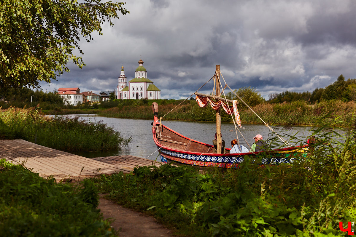 В эту гавань раньше часто заходили корабли. Потом - затишье. И вот, после долгого перерыва на Каменке возобновляется судоходство. Новинка сезона - старинная ладья.