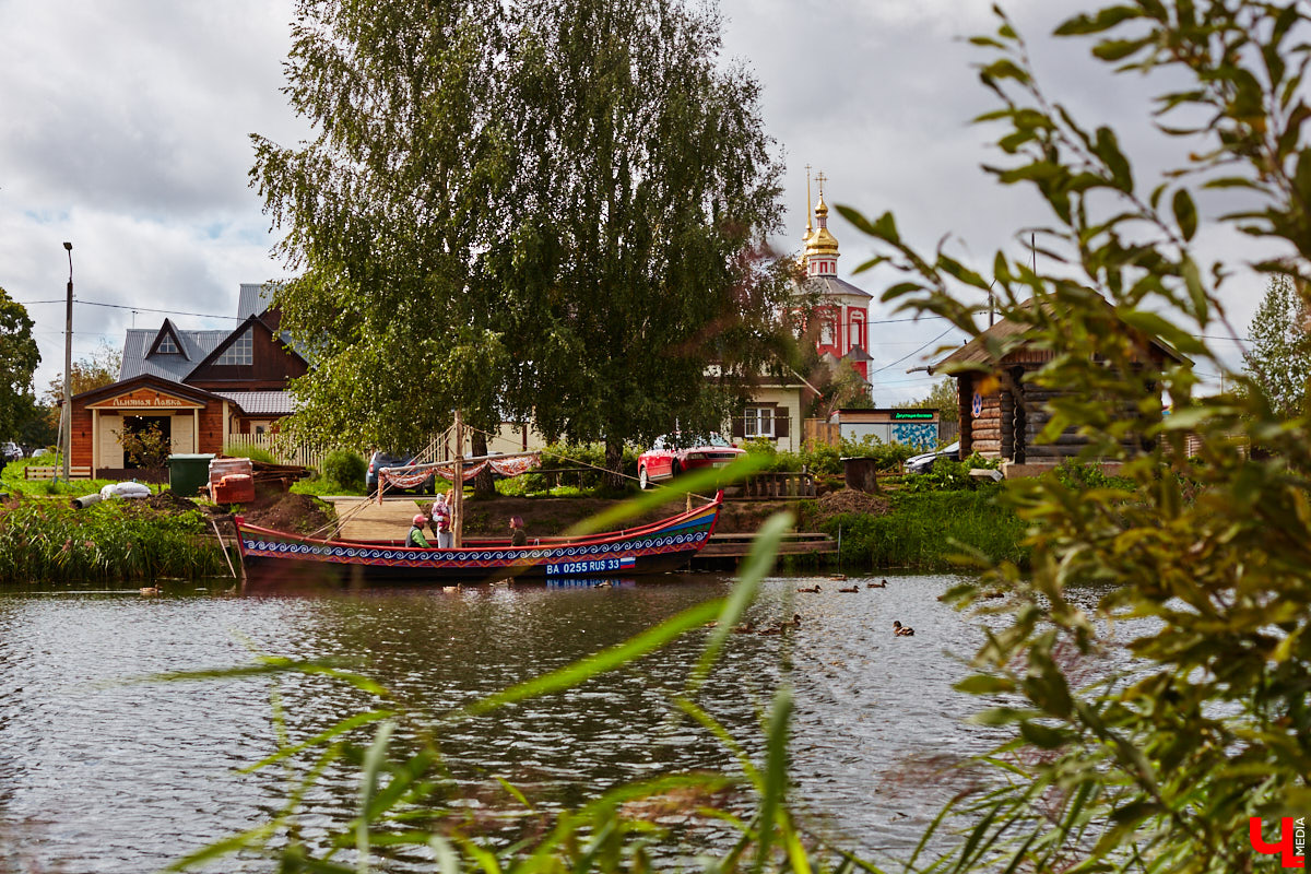 В эту гавань раньше часто заходили корабли. Потом - затишье. И вот, после долгого перерыва на Каменке возобновляется судоходство. Новинка сезона - старинная ладья.
