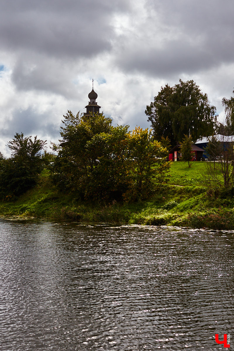 В эту гавань раньше часто заходили корабли. Потом - затишье. И вот, после долгого перерыва на Каменке возобновляется судоходство. Новинка сезона - старинная ладья.
