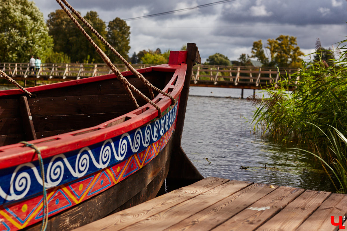 В эту гавань раньше часто заходили корабли. Потом - затишье. И вот, после долгого перерыва на Каменке возобновляется судоходство. Новинка сезона - старинная ладья.