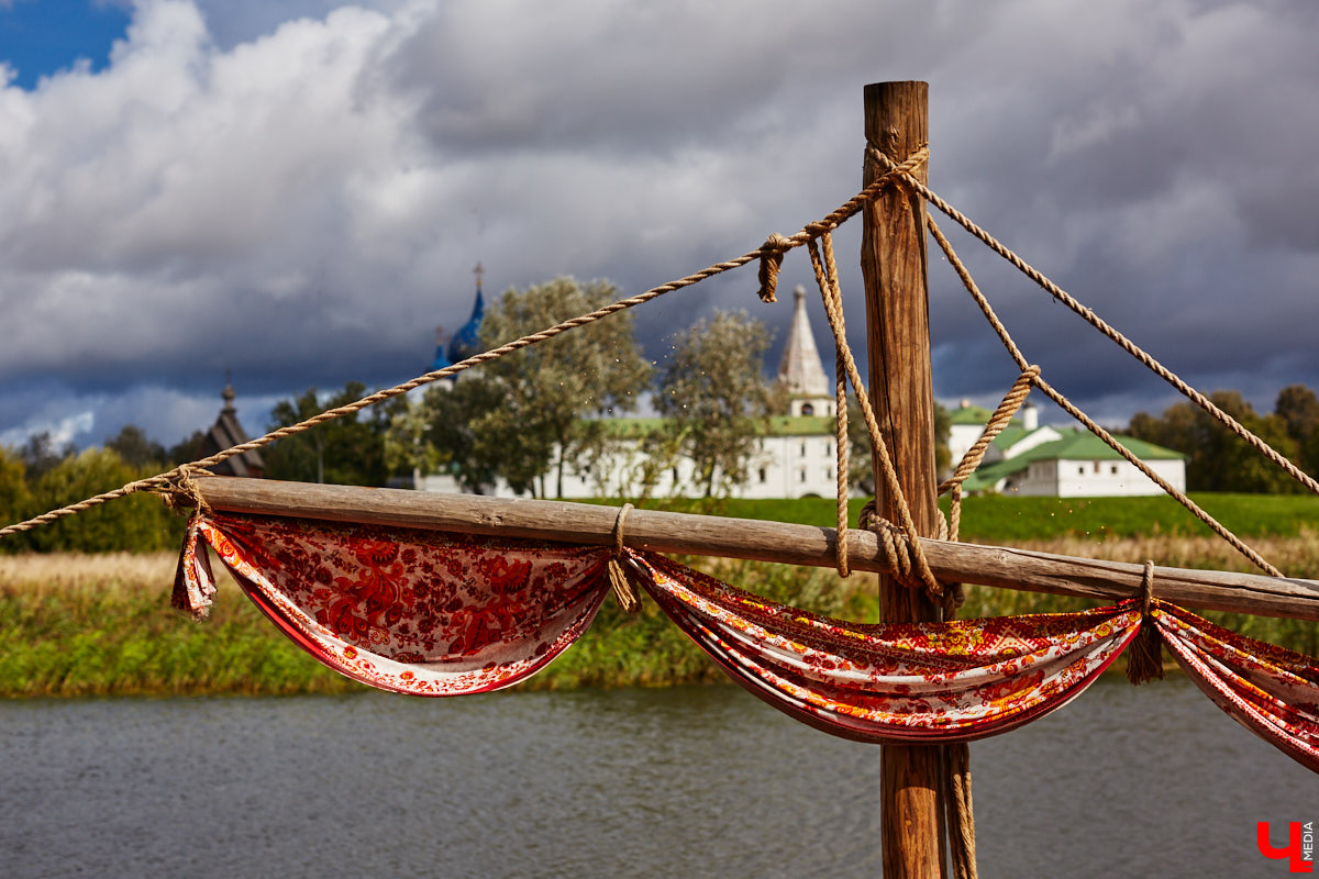 В эту гавань раньше часто заходили корабли. Потом - затишье. И вот, после долгого перерыва на Каменке возобновляется судоходство. Новинка сезона - старинная ладья.