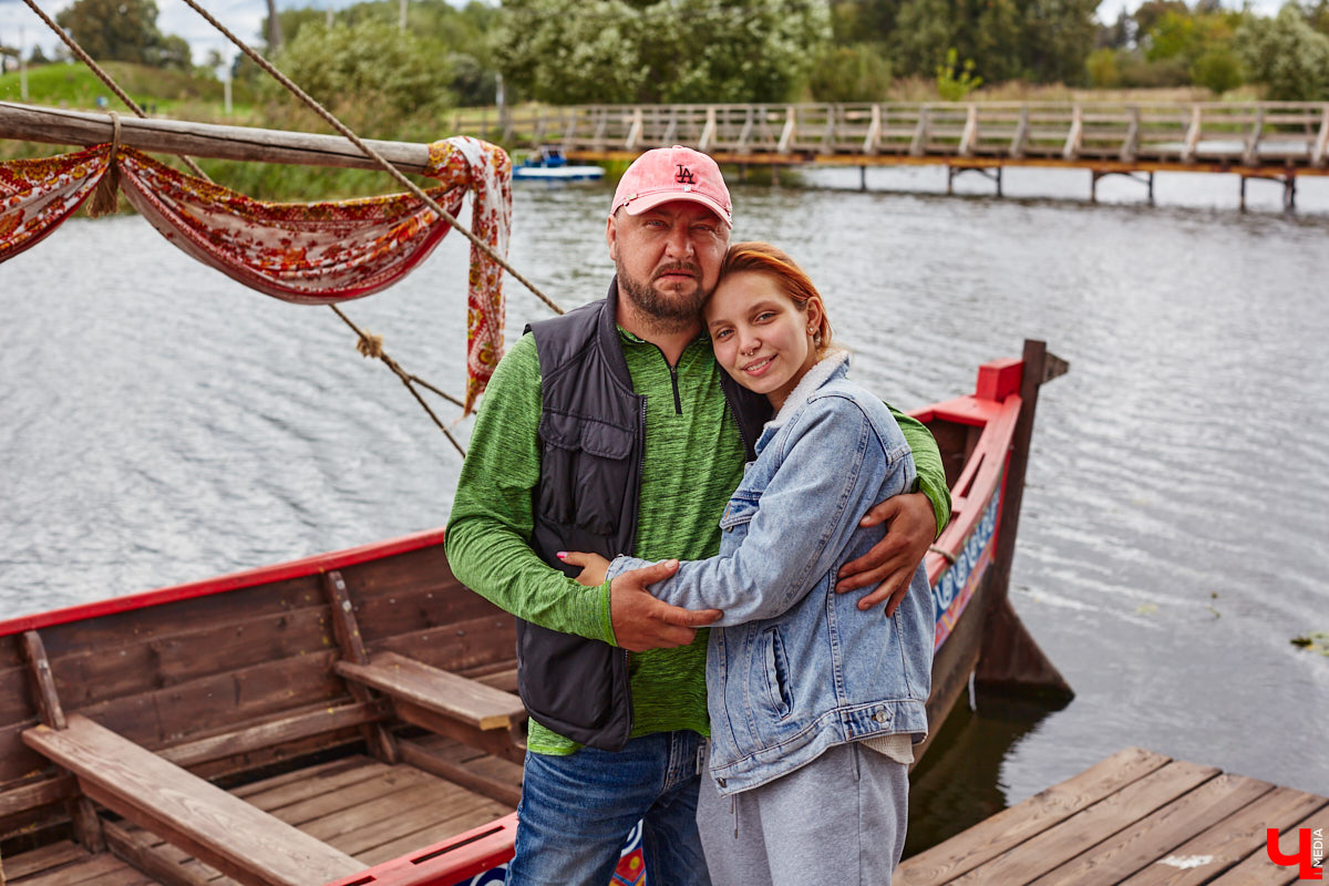 В эту гавань раньше часто заходили корабли. Потом - затишье. И вот, после долгого перерыва на Каменке возобновляется судоходство. Новинка сезона - старинная ладья.
