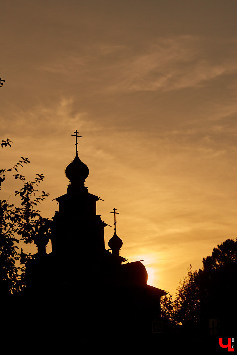 В эту гавань раньше часто заходили корабли. Потом - затишье. И вот, после долгого перерыва на Каменке возобновляется судоходство. Новинка сезона - старинная ладья.