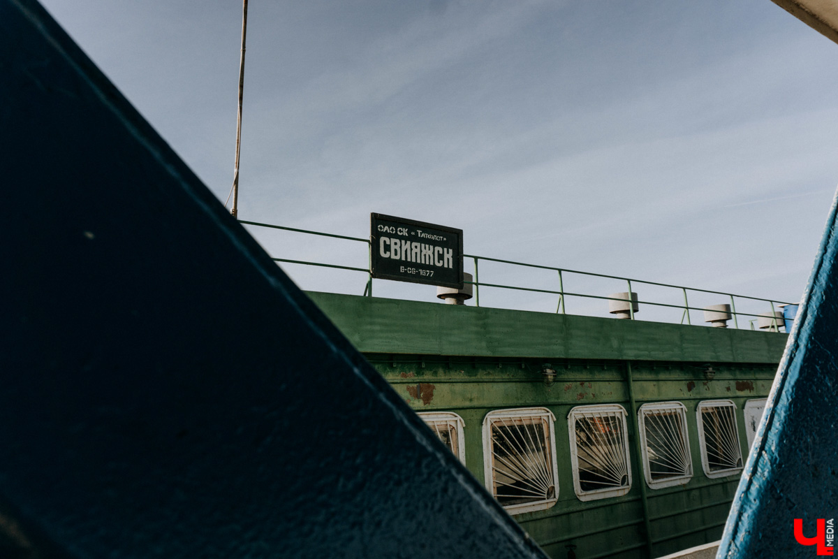 Устали от Суздаля? Значит, ищем альтернативу. Небольшой, но живой и готовый принимать туристов населенный пункт, пара-тройка удивительных храмов, шикарные виды, медовуха и кони… Остров-град Свияжск, расположившийся на Волге за 60 километров от Казани.