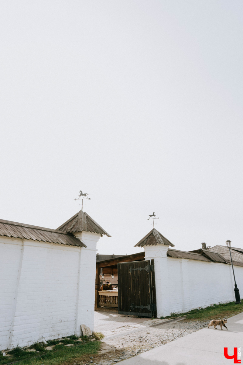 Устали от Суздаля? Значит, ищем альтернативу. Небольшой, но живой и готовый принимать туристов населенный пункт, пара-тройка удивительных храмов, шикарные виды, медовуха и кони… Остров-град Свияжск, расположившийся на Волге за 60 километров от Казани.