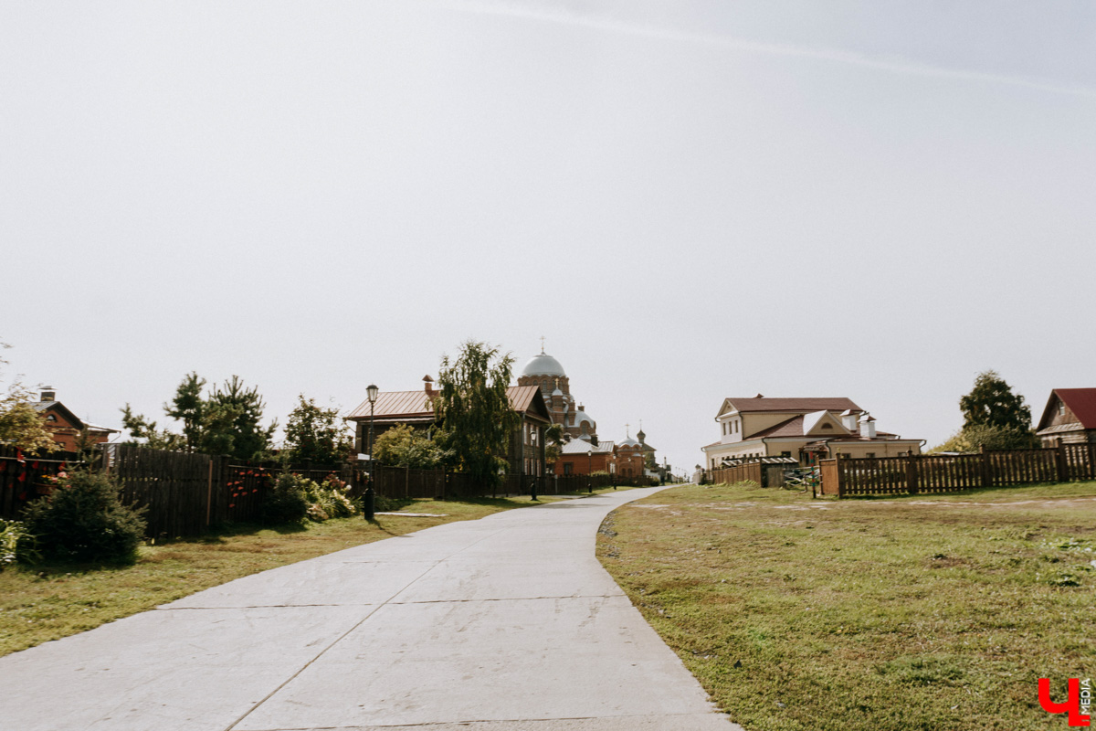 Устали от Суздаля? Значит, ищем альтернативу. Небольшой, но живой и готовый принимать туристов населенный пункт, пара-тройка удивительных храмов, шикарные виды, медовуха и кони… Остров-град Свияжск, расположившийся на Волге за 60 километров от Казани.