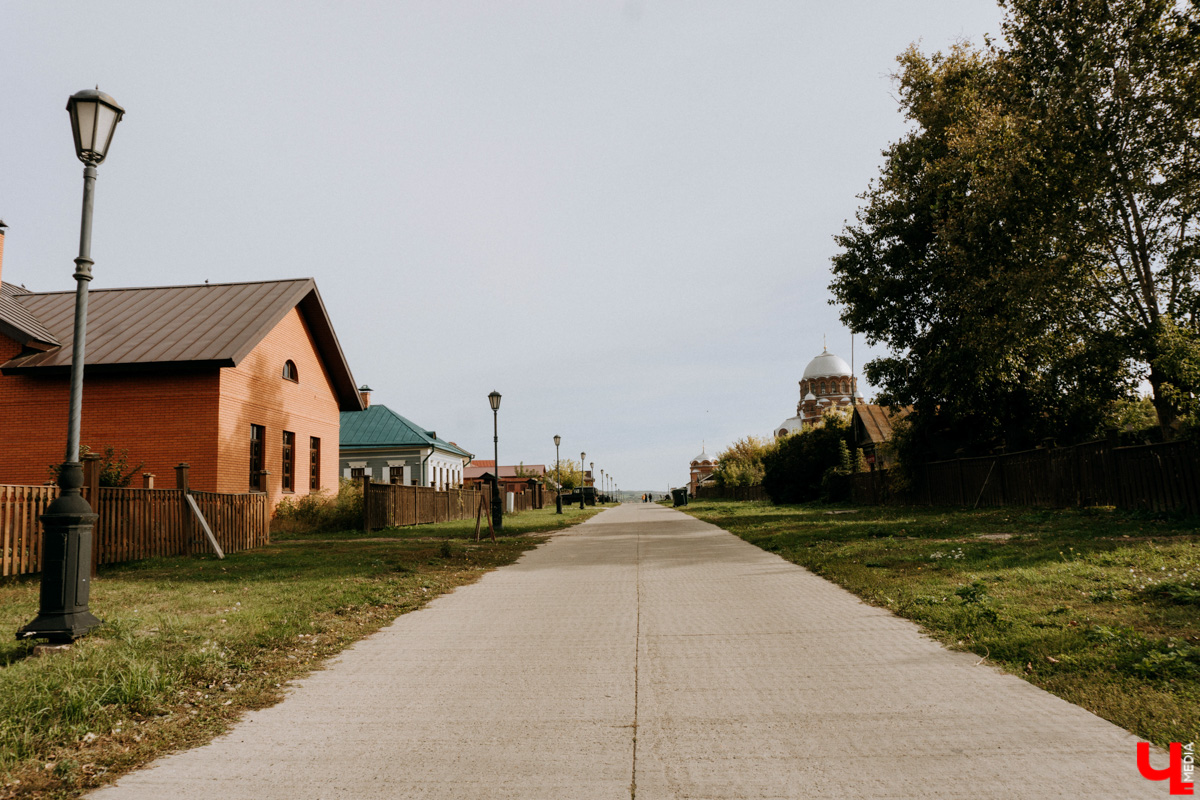 Устали от Суздаля? Значит, ищем альтернативу. Небольшой, но живой и готовый принимать туристов населенный пункт, пара-тройка удивительных храмов, шикарные виды, медовуха и кони… Остров-град Свияжск, расположившийся на Волге за 60 километров от Казани.