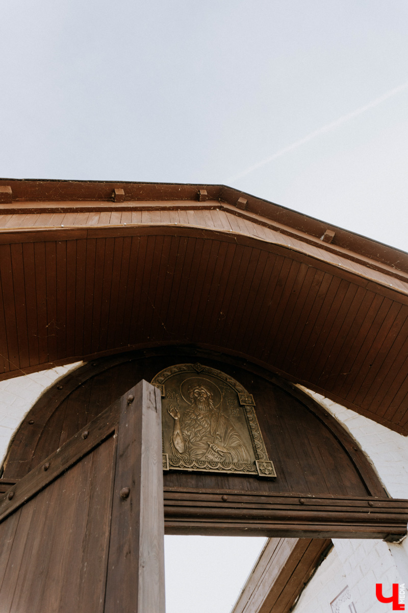 Устали от Суздаля? Значит, ищем альтернативу. Небольшой, но живой и готовый принимать туристов населенный пункт, пара-тройка удивительных храмов, шикарные виды, медовуха и кони… Остров-град Свияжск, расположившийся на Волге за 60 километров от Казани.