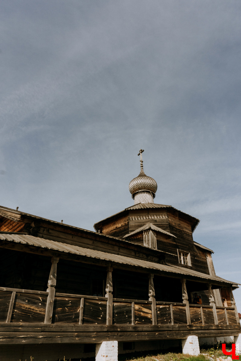 Устали от Суздаля? Значит, ищем альтернативу. Небольшой, но живой и готовый принимать туристов населенный пункт, пара-тройка удивительных храмов, шикарные виды, медовуха и кони… Остров-град Свияжск, расположившийся на Волге за 60 километров от Казани.