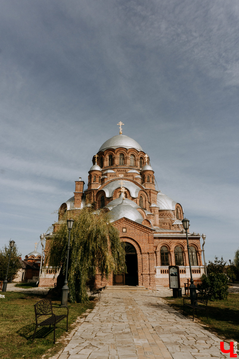 Устали от Суздаля? Значит, ищем альтернативу. Небольшой, но живой и готовый принимать туристов населенный пункт, пара-тройка удивительных храмов, шикарные виды, медовуха и кони… Остров-град Свияжск, расположившийся на Волге за 60 километров от Казани.