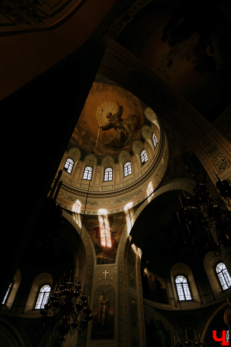 Устали от Суздаля? Значит, ищем альтернативу. Небольшой, но живой и готовый принимать туристов населенный пункт, пара-тройка удивительных храмов, шикарные виды, медовуха и кони… Остров-град Свияжск, расположившийся на Волге за 60 километров от Казани.