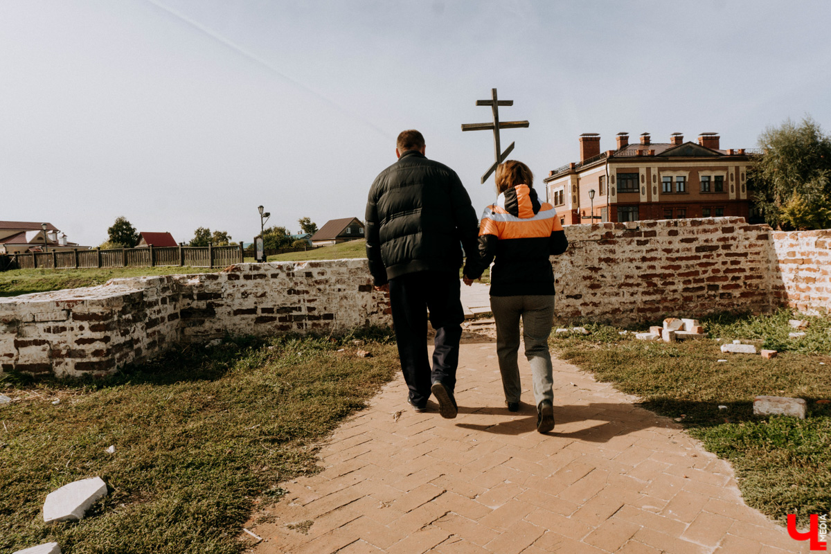 Устали от Суздаля? Значит, ищем альтернативу. Небольшой, но живой и готовый принимать туристов населенный пункт, пара-тройка удивительных храмов, шикарные виды, медовуха и кони… Остров-град Свияжск, расположившийся на Волге за 60 километров от Казани.