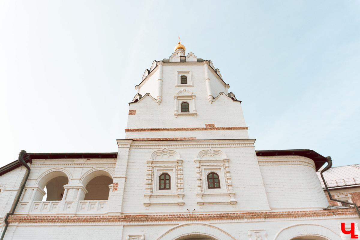 Устали от Суздаля? Значит, ищем альтернативу. Небольшой, но живой и готовый принимать туристов населенный пункт, пара-тройка удивительных храмов, шикарные виды, медовуха и кони… Остров-град Свияжск, расположившийся на Волге за 60 километров от Казани.