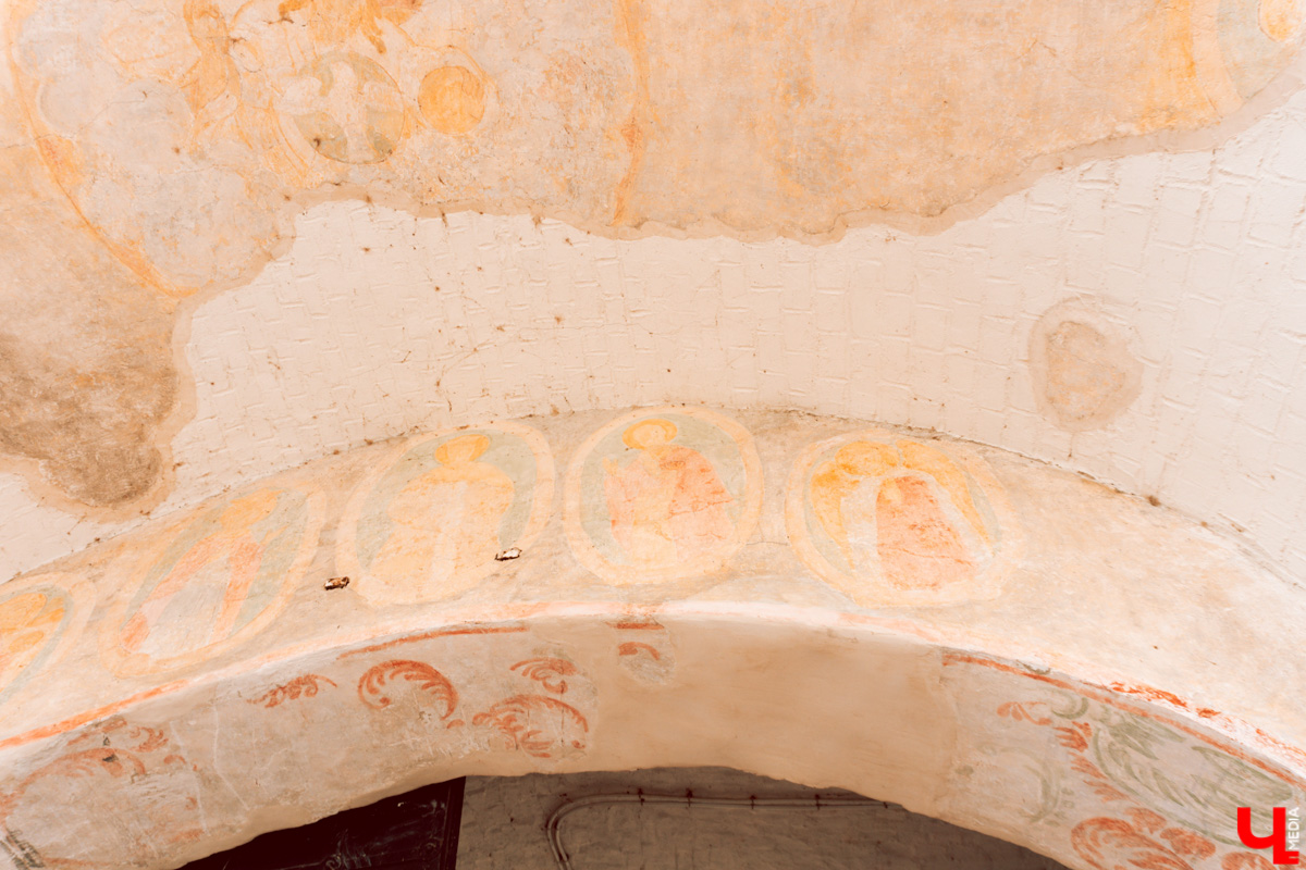 Устали от Суздаля? Значит, ищем альтернативу. Небольшой, но живой и готовый принимать туристов населенный пункт, пара-тройка удивительных храмов, шикарные виды, медовуха и кони… Остров-град Свияжск, расположившийся на Волге за 60 километров от Казани.