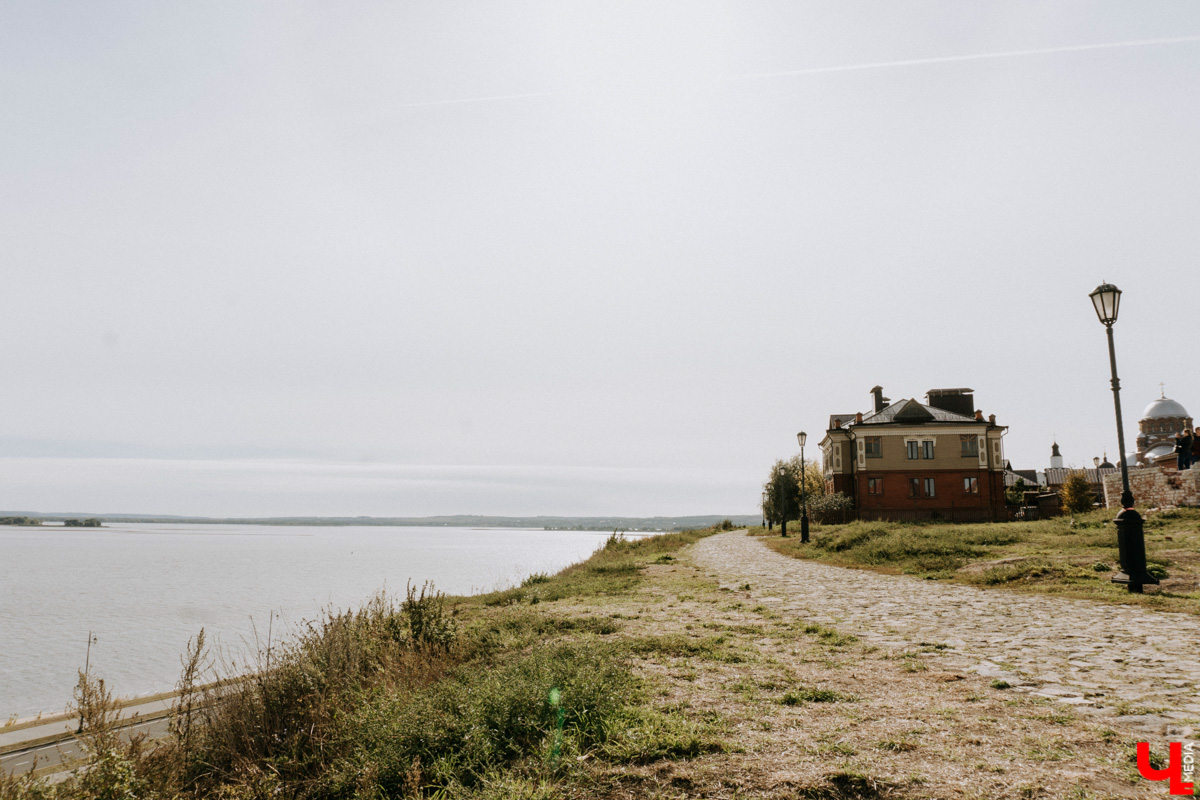 Устали от Суздаля? Значит, ищем альтернативу. Небольшой, но живой и готовый принимать туристов населенный пункт, пара-тройка удивительных храмов, шикарные виды, медовуха и кони… Остров-град Свияжск, расположившийся на Волге за 60 километров от Казани.