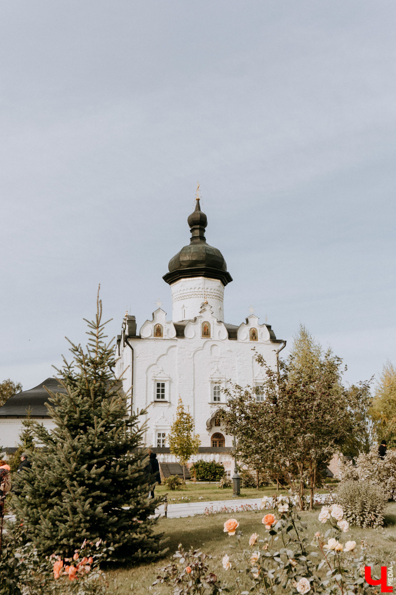 Устали от Суздаля? Значит, ищем альтернативу. Небольшой, но живой и готовый принимать туристов населенный пункт, пара-тройка удивительных храмов, шикарные виды, медовуха и кони… Остров-град Свияжск, расположившийся на Волге за 60 километров от Казани.