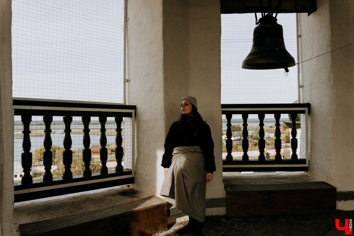 Устали от Суздаля? Значит, ищем альтернативу. Небольшой, но живой и готовый принимать туристов населенный пункт, пара-тройка удивительных храмов, шикарные виды, медовуха и кони… Остров-град Свияжск, расположившийся на Волге за 60 километров от Казани.