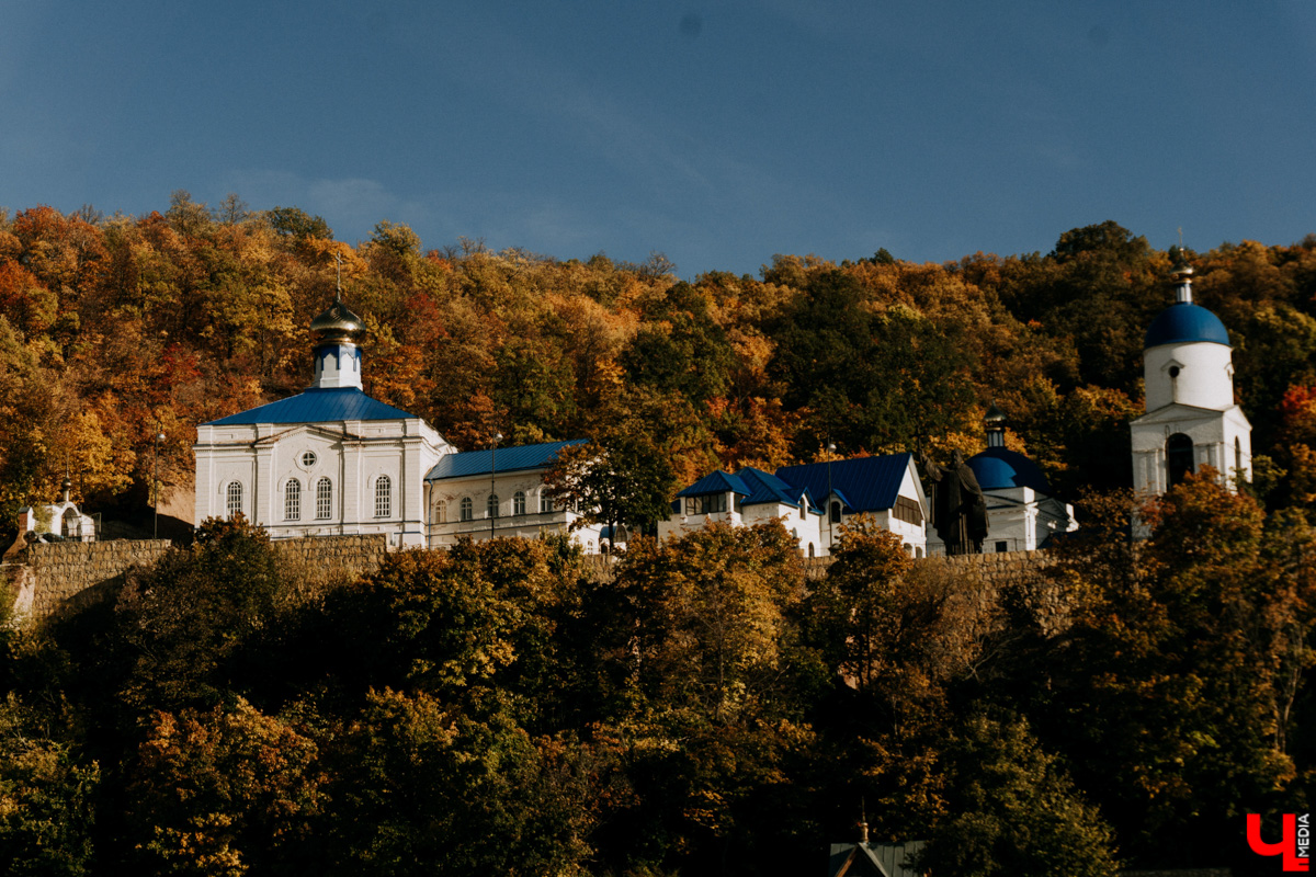 Устали от Суздаля? Значит, ищем альтернативу. Небольшой, но живой и готовый принимать туристов населенный пункт, пара-тройка удивительных храмов, шикарные виды, медовуха и кони… Остров-град Свияжск, расположившийся на Волге за 60 километров от Казани.