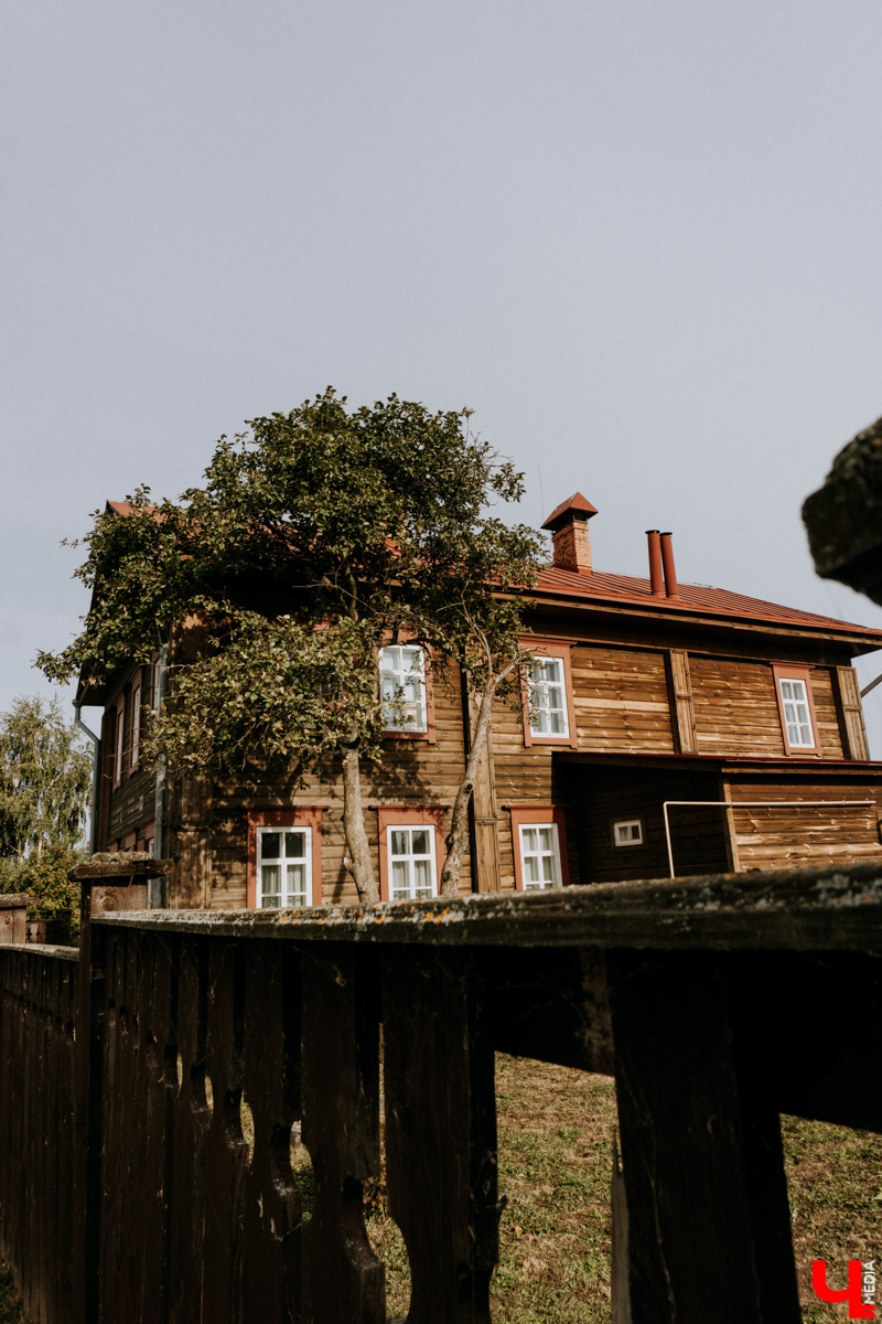 Устали от Суздаля? Значит, ищем альтернативу. Небольшой, но живой и готовый принимать туристов населенный пункт, пара-тройка удивительных храмов, шикарные виды, медовуха и кони… Остров-град Свияжск, расположившийся на Волге за 60 километров от Казани.