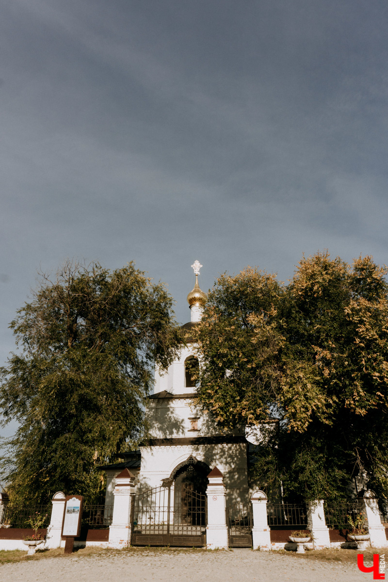 Устали от Суздаля? Значит, ищем альтернативу. Небольшой, но живой и готовый принимать туристов населенный пункт, пара-тройка удивительных храмов, шикарные виды, медовуха и кони… Остров-град Свияжск, расположившийся на Волге за 60 километров от Казани.