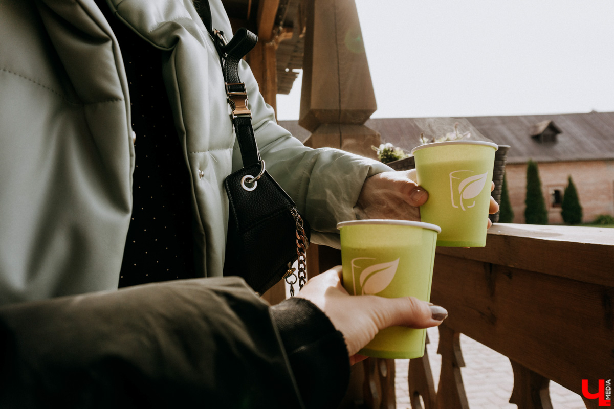 Устали от Суздаля? Значит, ищем альтернативу. Небольшой, но живой и готовый принимать туристов населенный пункт, пара-тройка удивительных храмов, шикарные виды, медовуха и кони… Остров-град Свияжск, расположившийся на Волге за 60 километров от Казани.