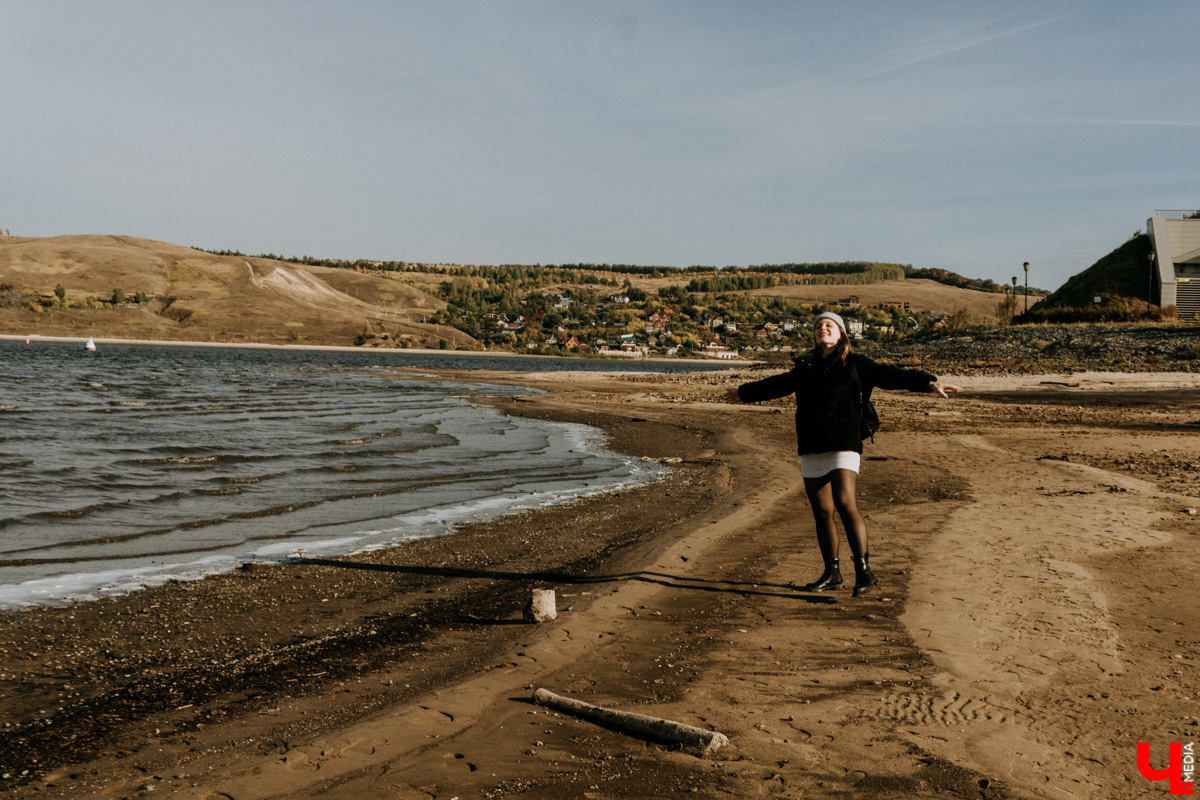 Устали от Суздаля? Значит, ищем альтернативу. Небольшой, но живой и готовый принимать туристов населенный пункт, пара-тройка удивительных храмов, шикарные виды, медовуха и кони… Остров-град Свияжск, расположившийся на Волге за 60 километров от Казани.