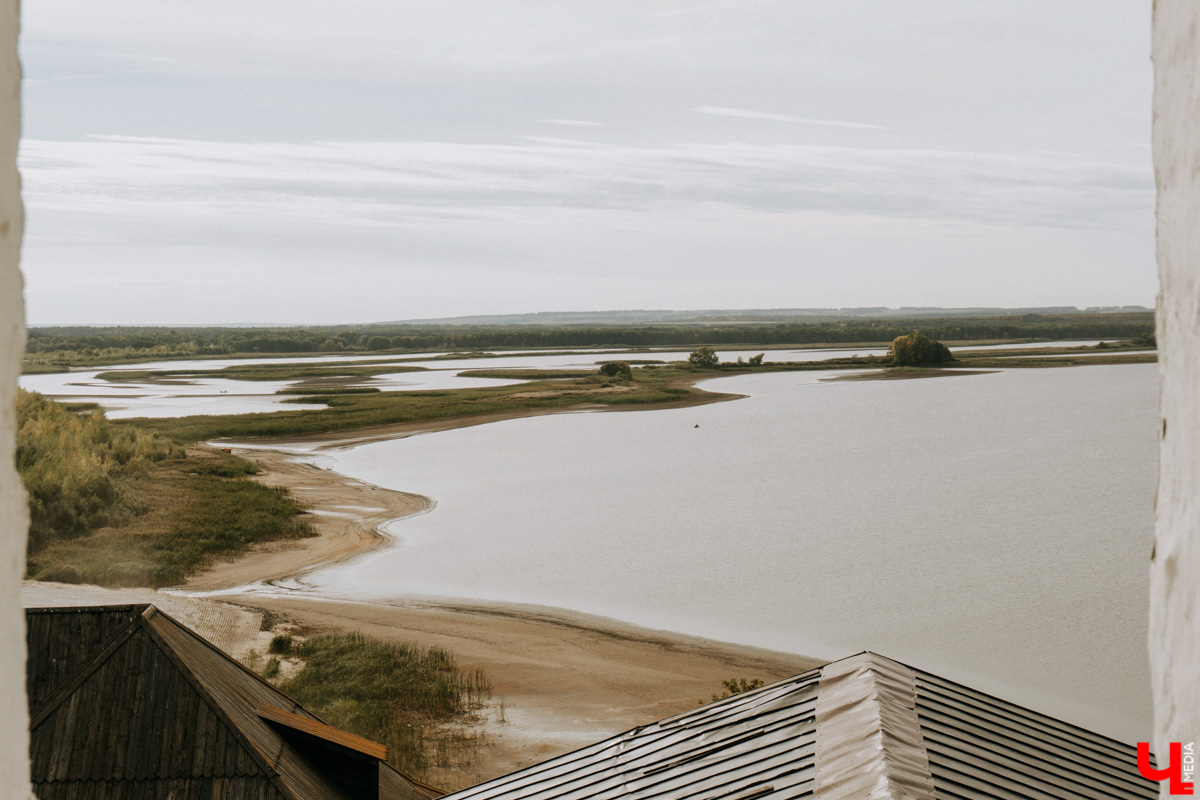 Устали от Суздаля? Значит, ищем альтернативу. Небольшой, но живой и готовый принимать туристов населенный пункт, пара-тройка удивительных храмов, шикарные виды, медовуха и кони… Остров-град Свияжск, расположившийся на Волге за 60 километров от Казани.