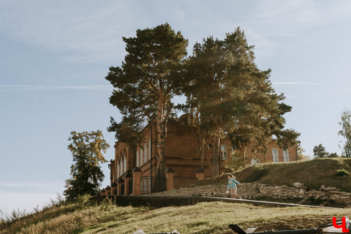 Устали от Суздаля? Значит, ищем альтернативу. Небольшой, но живой и готовый принимать туристов населенный пункт, пара-тройка удивительных храмов, шикарные виды, медовуха и кони… Остров-град Свияжск, расположившийся на Волге за 60 километров от Казани.