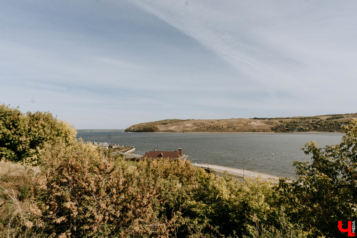 Устали от Суздаля? Значит, ищем альтернативу. Небольшой, но живой и готовый принимать туристов населенный пункт, пара-тройка удивительных храмов, шикарные виды, медовуха и кони… Остров-град Свияжск, расположившийся на Волге за 60 километров от Казани.