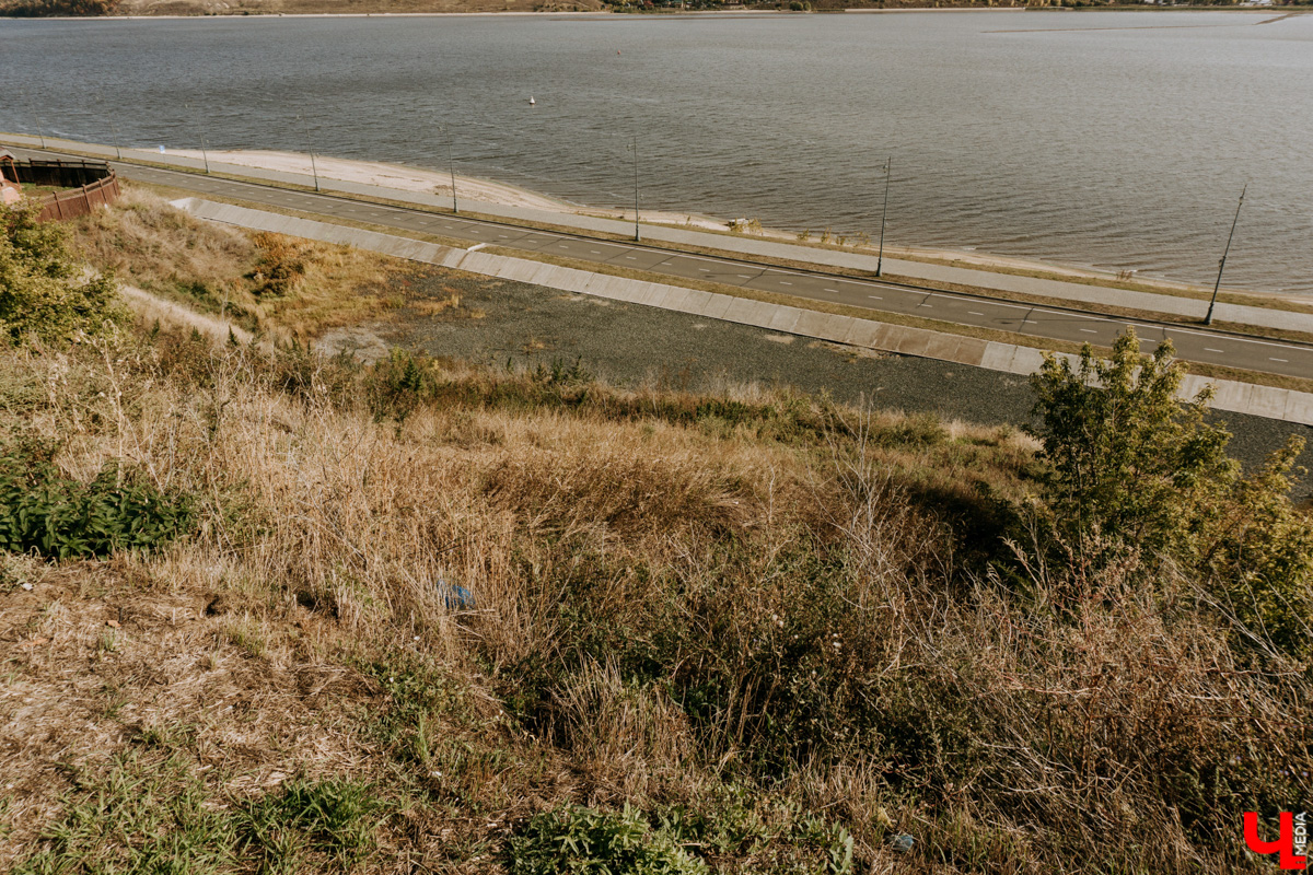 Устали от Суздаля? Значит, ищем альтернативу. Небольшой, но живой и готовый принимать туристов населенный пункт, пара-тройка удивительных храмов, шикарные виды, медовуха и кони… Остров-град Свияжск, расположившийся на Волге за 60 километров от Казани.