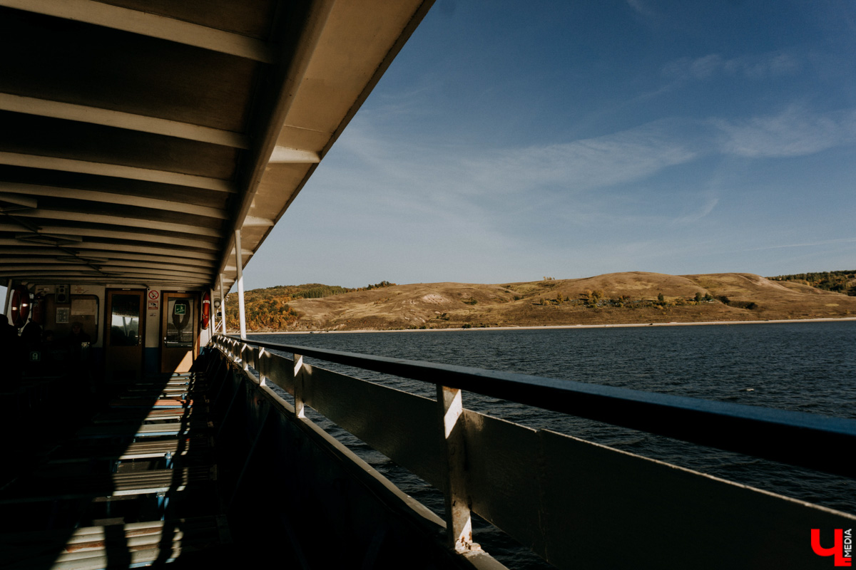 Устали от Суздаля? Значит, ищем альтернативу. Небольшой, но живой и готовый принимать туристов населенный пункт, пара-тройка удивительных храмов, шикарные виды, медовуха и кони… Остров-град Свияжск, расположившийся на Волге за 60 километров от Казани.