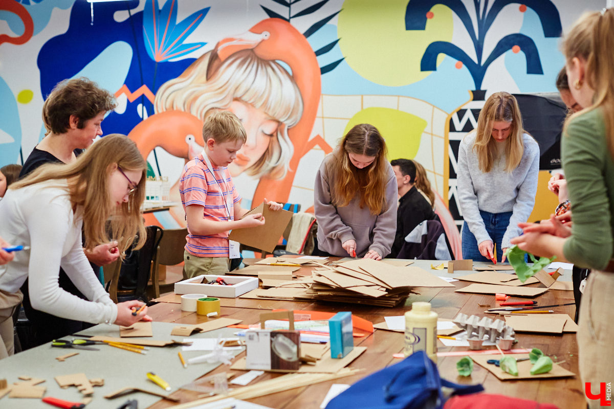 В выходные прошел второй владимирский урбанистический фестиваль от общественного движения «Владимир будущего». Там искали решения наболевших проблем города. О результатах активистов — в фоторепортаже «Ключ-Медиа».